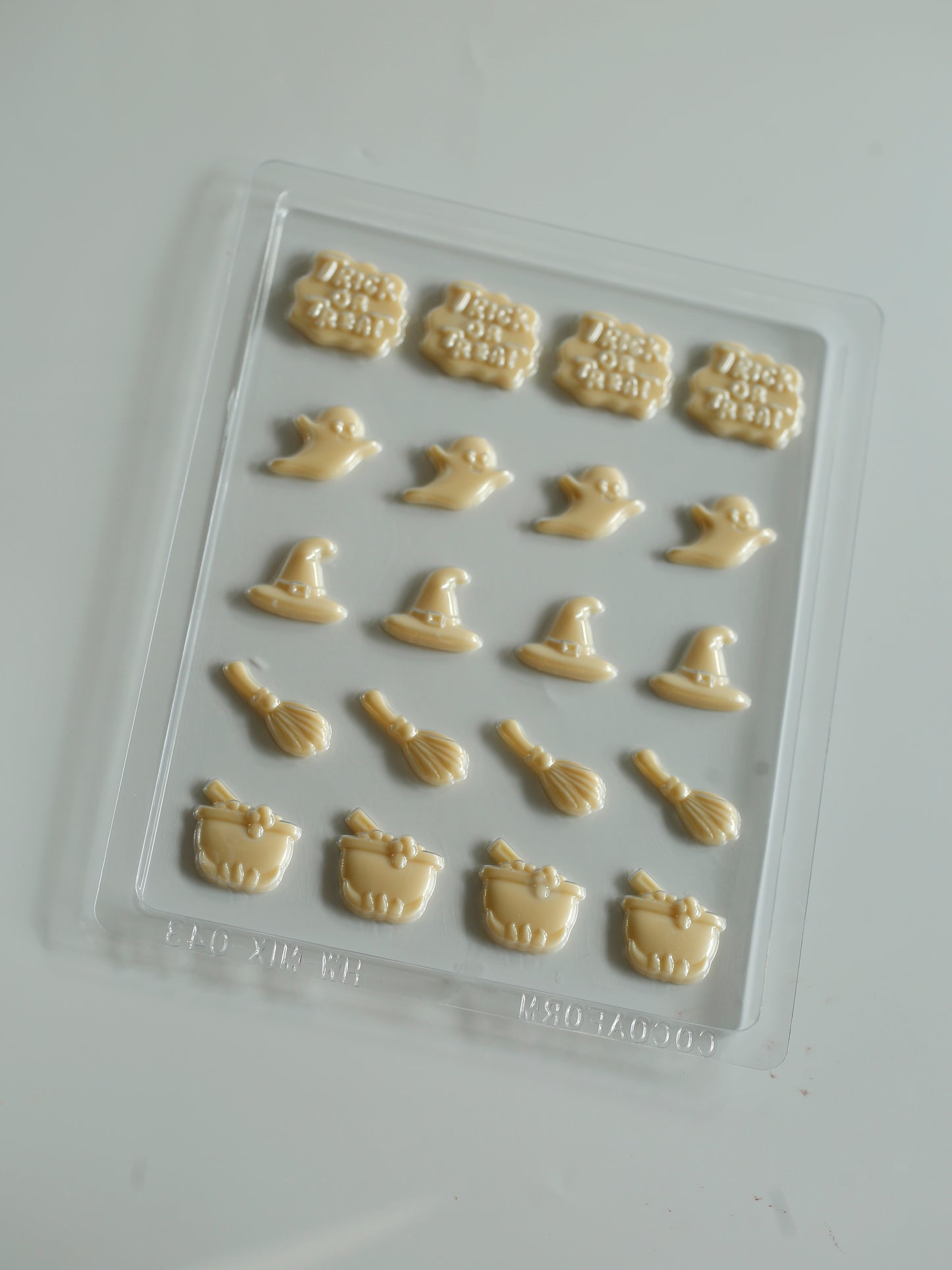 Halloween Chocolate Mould – Ghosts, Witch Hats & Cauldrons